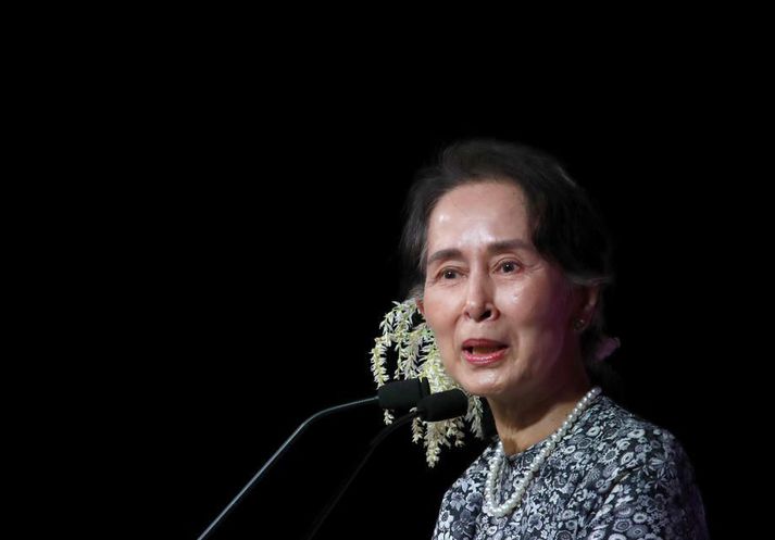 Suu Kyi var í fararbroddi andófs gegn herforingjastjórn Búrma. Herinn sakar flokk hennar um að hafa beitt brellum í þingkosningum í fyrra.