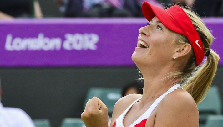 Sharapova fagnar sigrinum í dag.