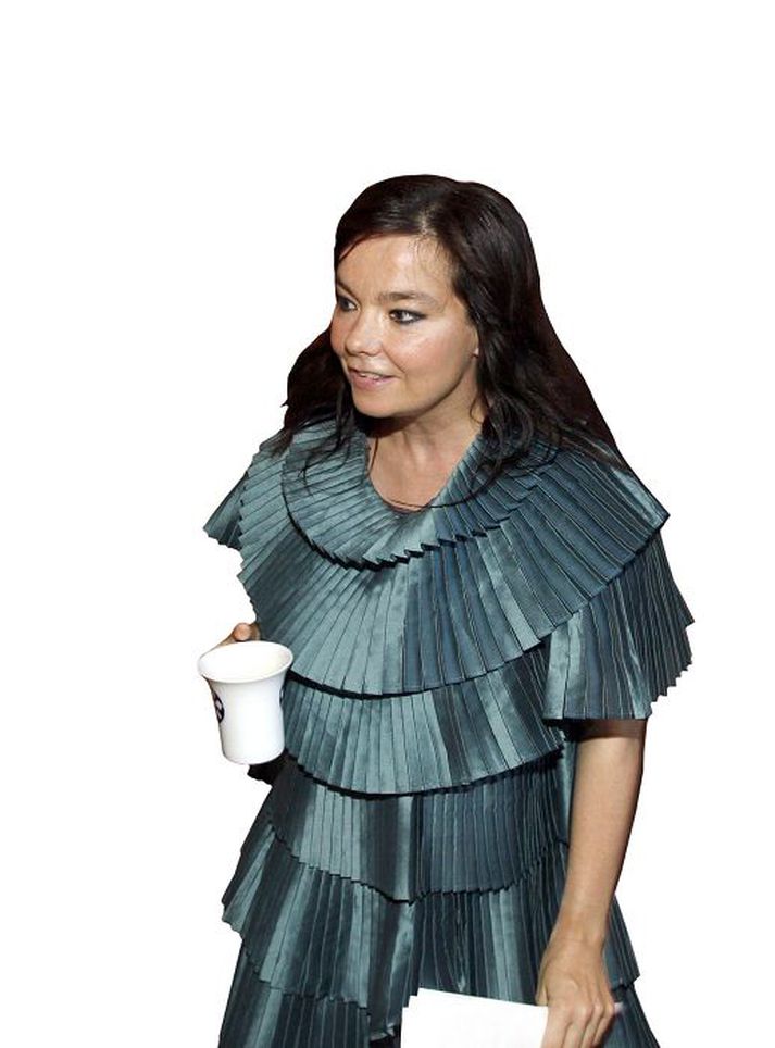 Björk Guðmundsdóttir fær fjórar stjörnur fyrir tónleika sína í Manchester.