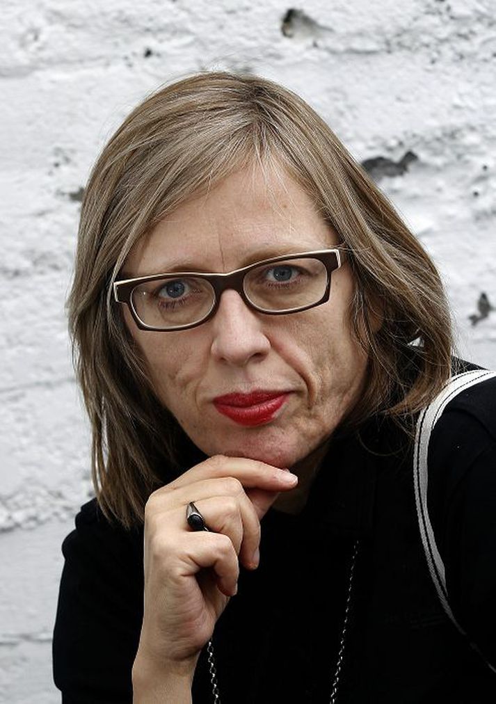 Kristín ómarsdóttir gefur út nýja bók sem inniheldur smásögur, ljóð og teikningar.