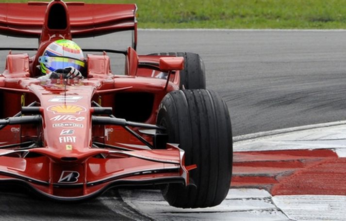 Felipe Massa var með forystuna fyrst um sinn en féll svo úr leik.