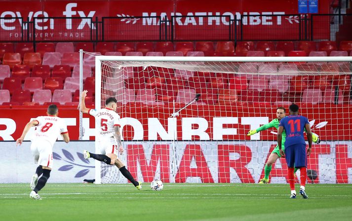 Lucas Ocampos lét Jan Oblak verja vítaspyrnu sína. Það kom þó ekki að sök og Sevilla vann 1-0.