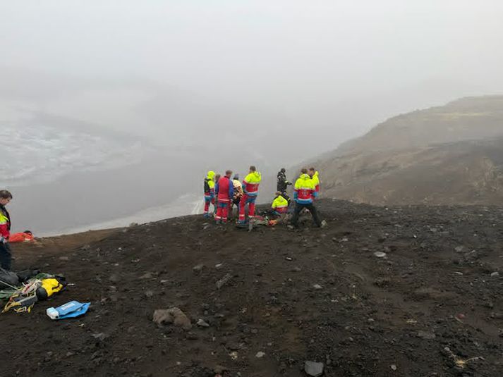 Ferðamaður á leið yfir Fimmvörðuháls varð skyndilega veikur og þurfti aðstoð.
