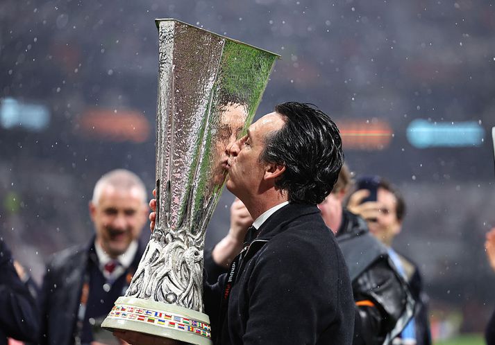 Unai Emery smellti kossi á verðlaunagripinn sem hann þekkir svo vel.