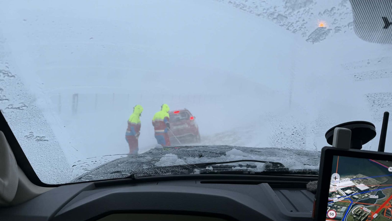 Björgunar­sveitir ferja heil­brigðis­starfs­fólk í og úr vinnu