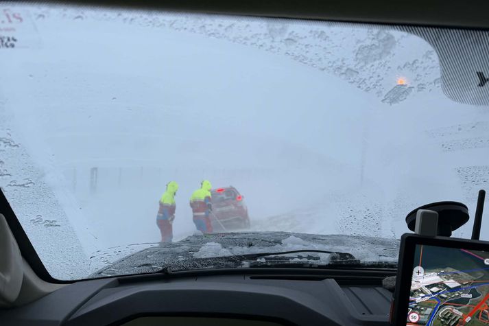 Björgunarsveitarmenn hafa staðið vaktina, meðal annars á Eskifirði, í dag. 