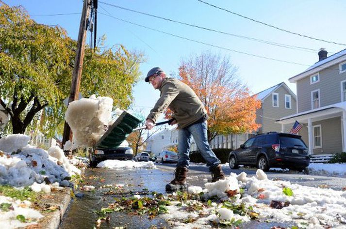 Tæpar tvær milljónir heimila eru án rafmangs eftir storminn.