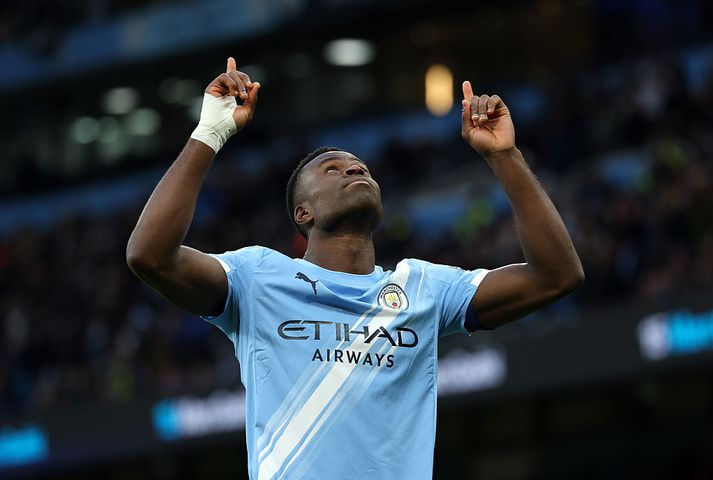 Marc Guehi benti upp til himins eftir að hafa skorað sitt fyrsta mark fyrir Manchester City í dag.