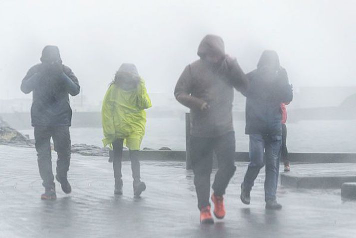 Lausamunir geta fokið og tafir orðið á umferð vegna fárviðris á sunnudag. Gott er að huga vel að niðurföllum.