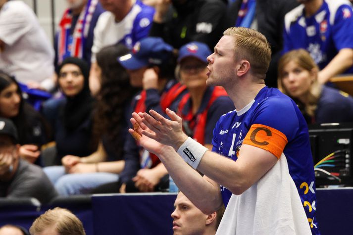 Aron Pálmarsson hvetur liðsfélaga sína í landsliðinu áfram á HM í handbolta.