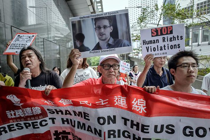 STyðja Snowden Flugfélögum hefur verið bannað að hleypa Edward Snowden um borð í vélar til Bretlands. Hann nýtur þó víða stuðnings fyrir uppljóstranir sínar.Nordicphotos/AFP
