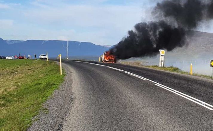 Bifreiðin varð alelda á örskömmum tíma.