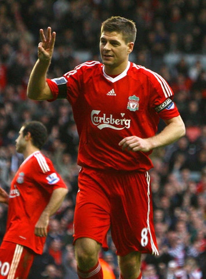 Gerrard fagnar hér þrennunni í dag.
