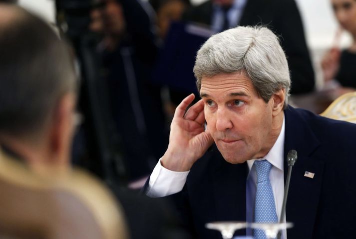 John Kerry leggur við eyrun á fundi með starfsbróður sínum, Sergei Lavrov, í Moskvu