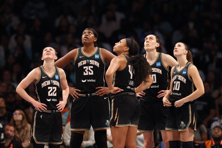 Leikmenn Liberty náðu ekki að færa New York borg meistaratitil. Hér eru þær Courtney Vandersloot, Jonquel Jones, Betnijah Laney, Breanna Stewart og Sabrina Ionescu. Þrjár af þeim fengu stóra sekt.