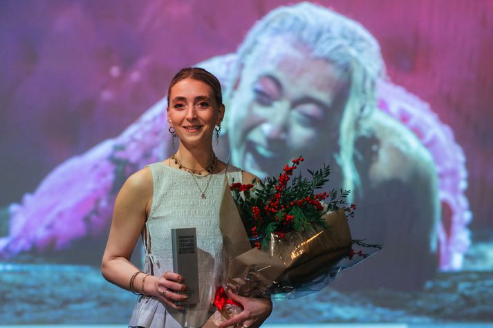 Marta Nordal afhenti Ebbu styrkinn og Stefaníustjakann fyrir hönd stjórnar sjóðsins við hátíðlega athöfn í Tjarnarbíó á föstudaginn.