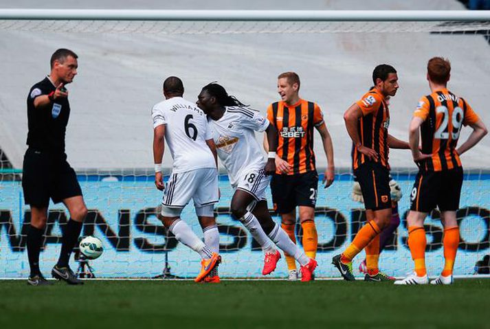 Gomis fagnar marki sínu.