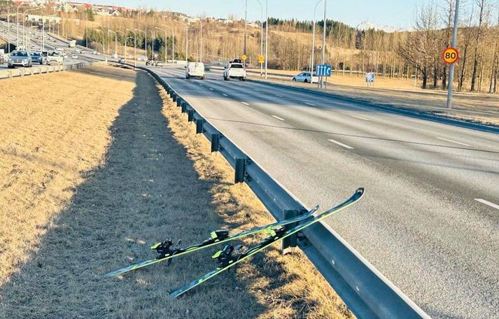 Skíðin virðast hafa fundist á Vesturlandsvegi/Miklubraut.