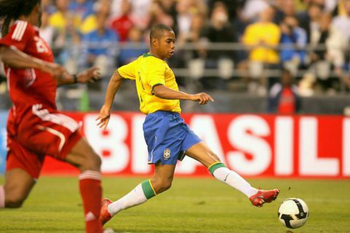 Robinho skoraði eitt mark og lagði tvö upp þegar Brasilía vann Kanada 3-2 í æfingaleik um helgina.