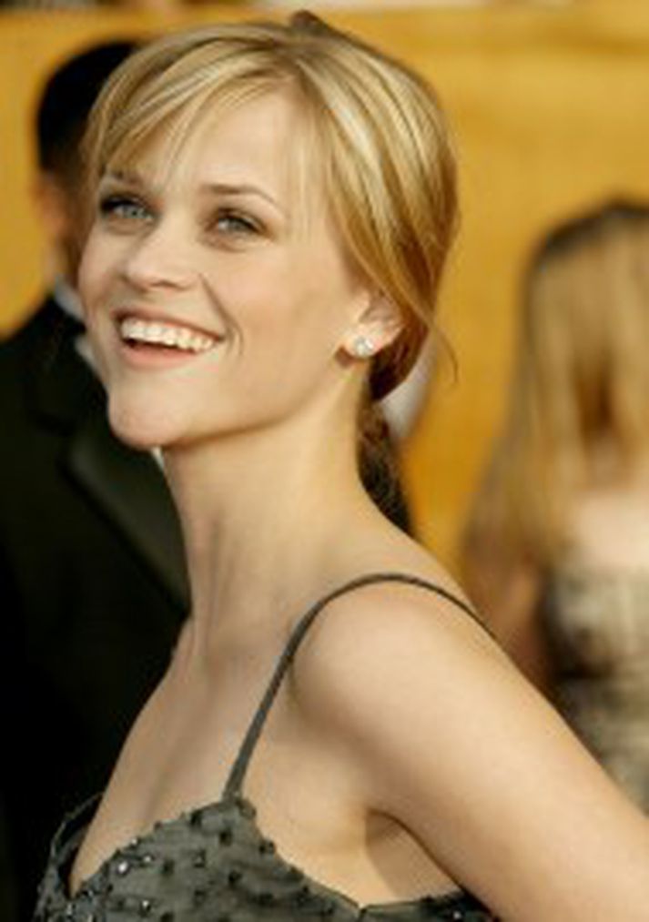 Reese Witherspoon þykir líta afar spengilega út þessa dagana en hún er nýskilin við leikarann Ryan Phillippe. Þau giftu sig árið 1999 og eiga tvö börn saman. Það er viðbúið að Reese verði gullfalleg í kvöld eftir dekur dagsins.
