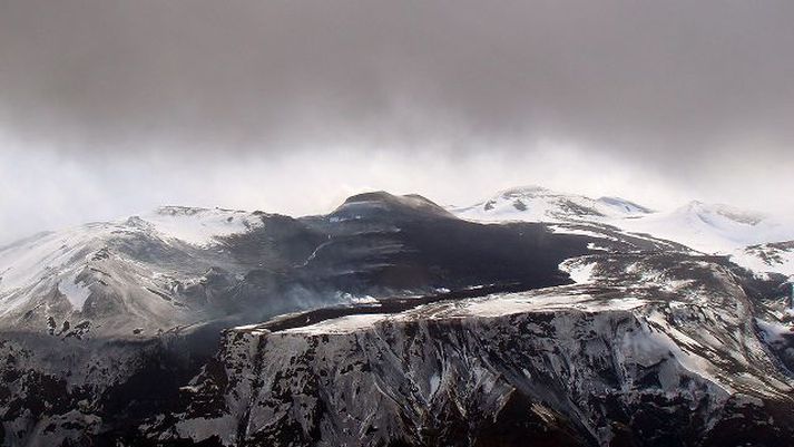 Nýtt landslag Gosið á Fimmvörðuhálsi stóð í ríflega þrjár vikur. Þegar nokkrir dagar voru eftir af því höfðu um 1,3 ferkílómetrar af hrauni runnið úr eldstöðinni og hraunið var 10 til 20 metra þykkt.mynd/Guðmundur Hilmarsson.