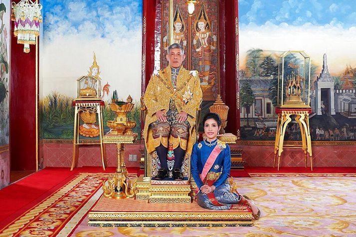 Vajiralongkorn Taílandskonungur og Sineenat Wongvajirapakdi.