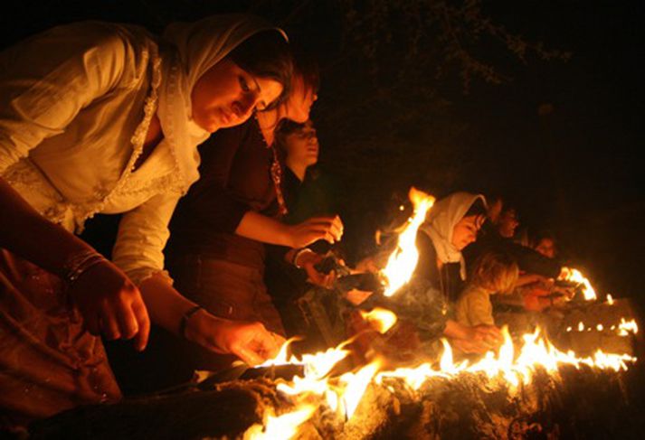Fólk af Yazidi ættbálki fagnar nýju ári 17. apríl. Um 1,6 milljón Yazidi manna eru búsettir í Írak