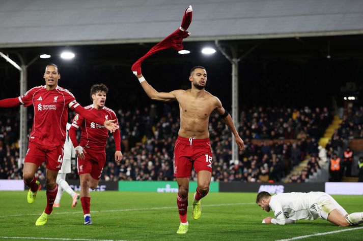 Cody Gakpo hélt að hann hefði tryggt Liverpool sigurinn og fagnaði með því að rífa sig úr að ofan.