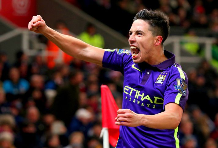 Samir Nasri fagnar marki sínu gegn Stoke.