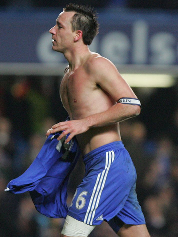 John Terry verður áfram með fyrirliðabandið hjá Chelsea.