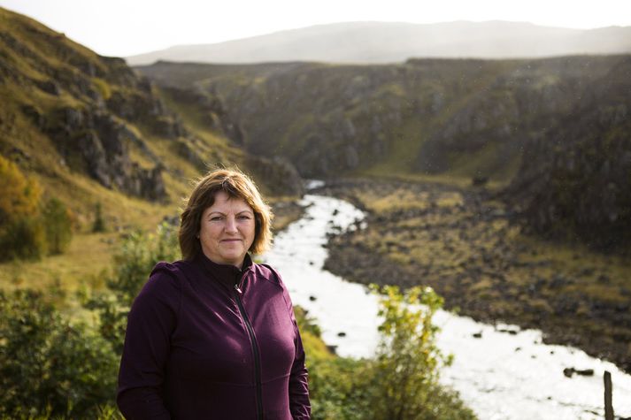 Hraundís við Rauðsgilið sem varð Jóni Helgasyni skáldi og prófessor í Kaupmannahöfn að yrkisefni, enda átti hann sín bernskuspor á staðnum. Stíginn niður í gilið hefur Hraundís klætt brúnum barrgreinum sem falla til eftir eiminguna.
