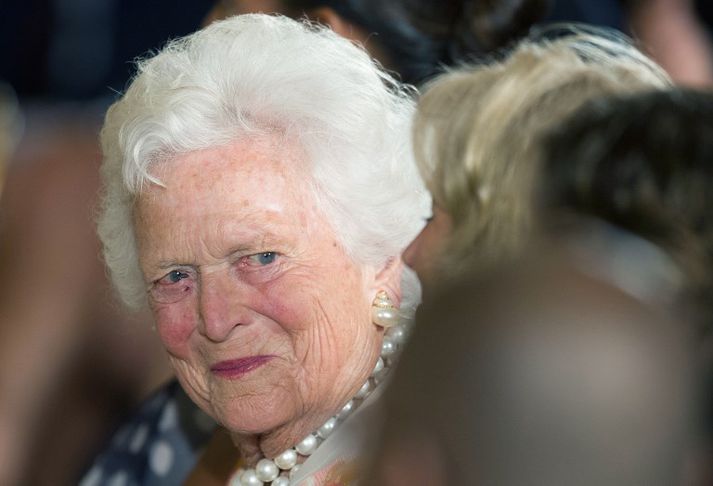 Barbara Bush var vel liðin. Árið 1999 sögðust 63% Bandaríkjamanna hafa jákvætt viðhorf til hennar. Aðeins 3% voru neikvæðir í hennar garð.