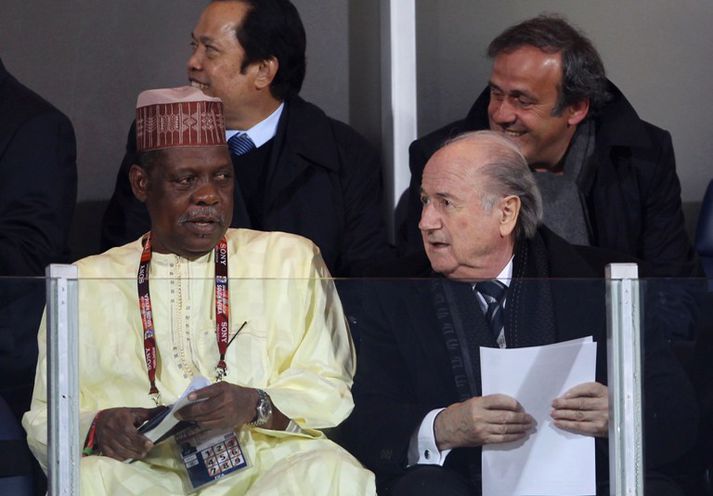 Hayatou er hér með Blatter, forseta FIFA.