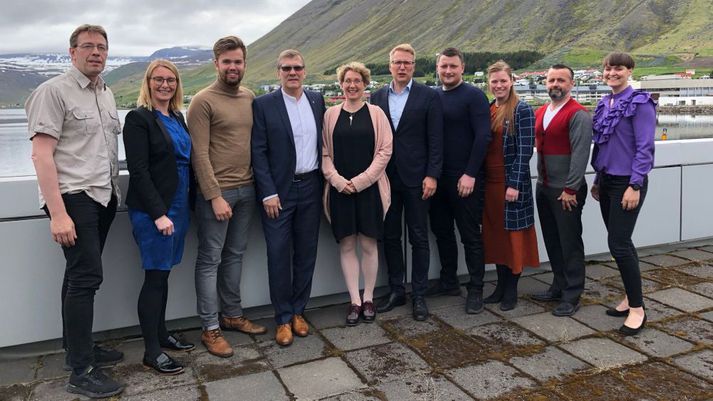 Bæjarstjórn Ísafjarðarbæjar sem mynduð var eftir kosningarnar 2018. Kristján Þór er annar frá hægri.