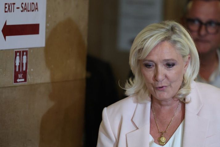 Le Pen í dómshúsinu í París þar sem Marie Antoinette var fangelsuð í frönsku byltingunni og Philippe Pétain, leiðtogi Vichy-stjórnarinnar í síðari heimsstyrjöldinni, var dæmdur til dauða fyrir landráð.