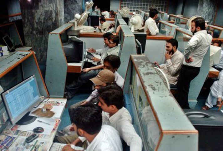 Verðbréfamiðlarar í kauphöllinni í Karachi í Pakistan.