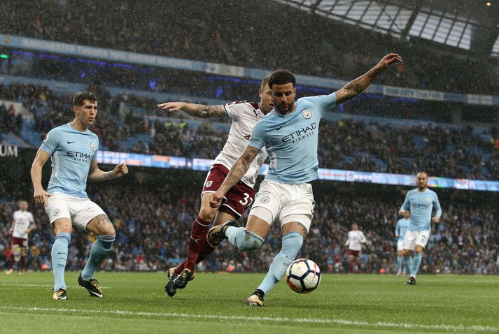 Kyle Walker skýlir boltanum í dag.