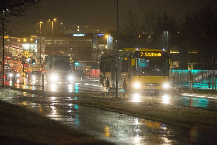 Strætisvagni ekið upp breyttan Grensásveg þar sem akreinarnar sem áður voru tvær verða að einni.