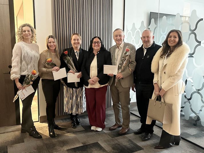 Inga Sæland, þáverandi félags- og húsnæðismálaráðherra, með styrkþegum.