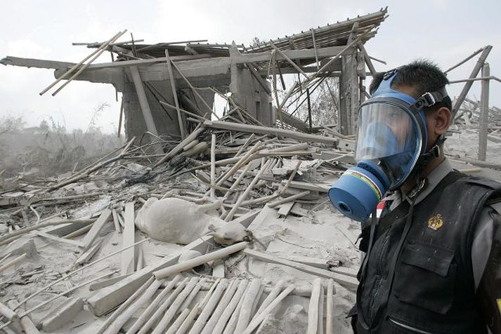 Björgunarfólk leitar í nágrenni eldfjallsins Merapi.nordicphotos/AFP