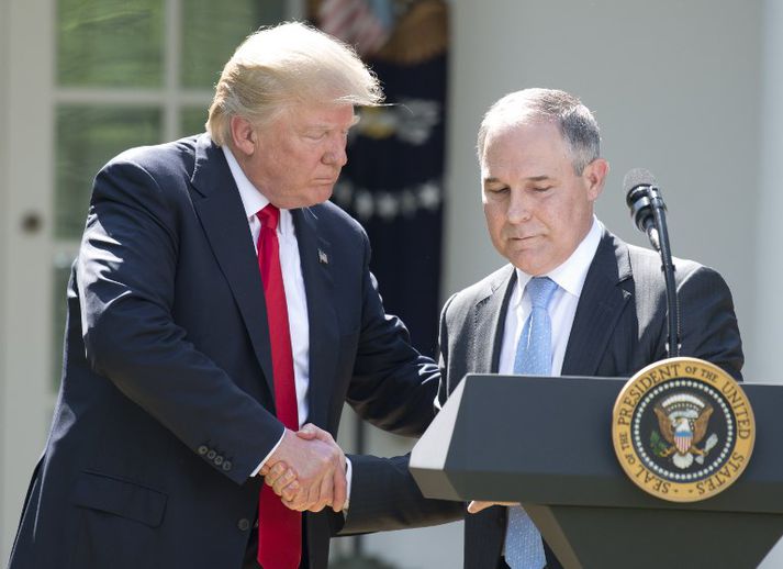 Scott Pruitt (t.v.) hefur verið dyggasti fótgönguliði Trump forseta í að rifta umhverfisreglugerðum. Það er talið hafa bjargað honum fram að þessu frá skugga spillingarmála af ýmsu tagi.