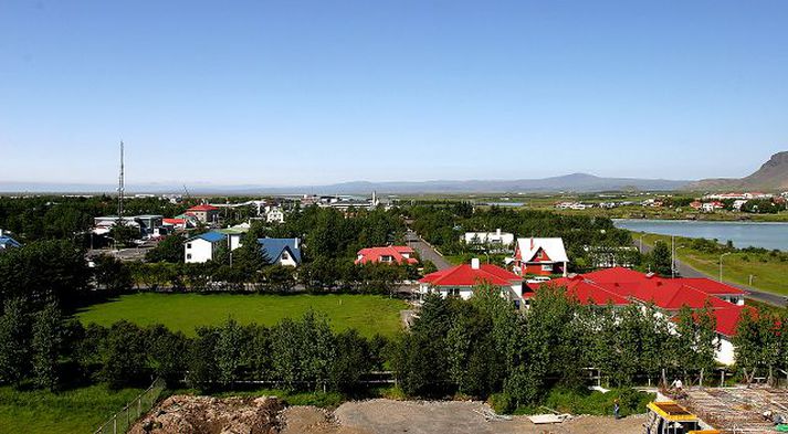 Gróður við umferðargötur byrgir ökumönnum sýn.