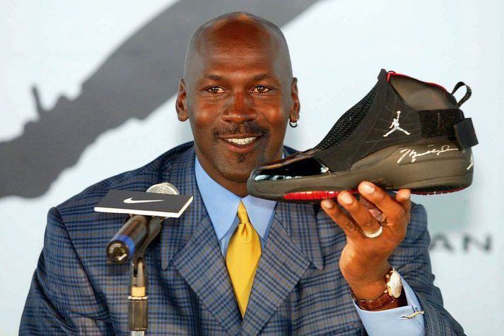 Michael Jordan með Air Jordan skóna sem urðu vinsælustu körfuboltaskór heims.