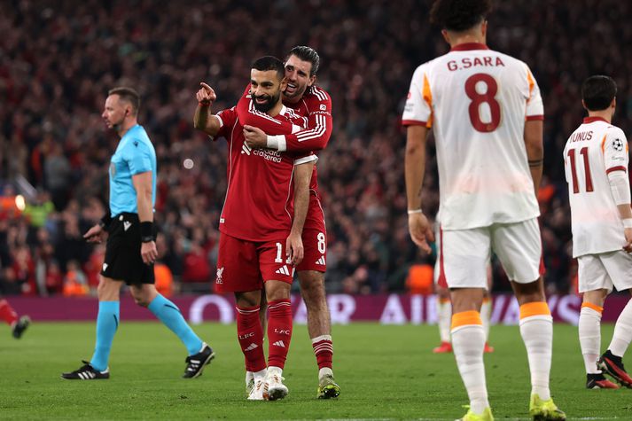 Mohamed Salah fagnar frábæru marki sínu með Dominik Szoboszlai sem var líka á skotskónum í kvöld.