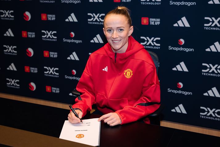 Lea Schuller sést hér búin að skrifa undir samninginn við Manchester United.