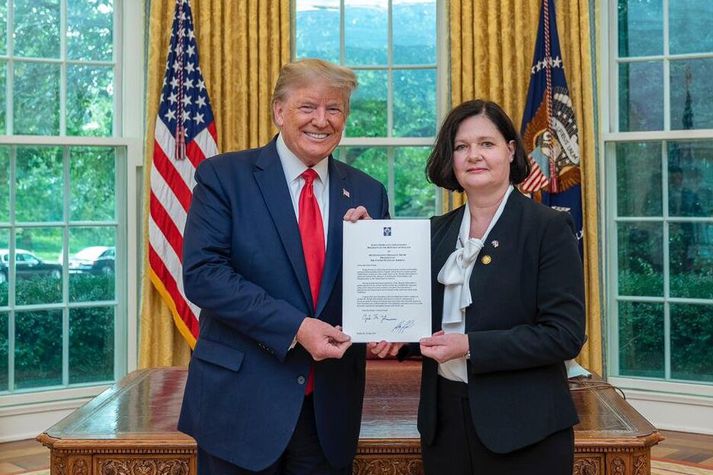 Bergdís afhendir Donald Trump  trúnaðarbréf sitt sem sendiherra Íslands í Bandaríkjunum árið 2019. Nú liggur leiðin til Kína þar sem ku vera fallegt, keisarans hallir skína.