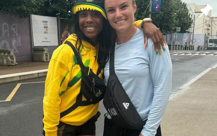 Michaela Blyde með átrúnaðargoðinu sínu Shelly-Ann Fraser-Pryce. Þær hittust í fyrsta sinn í Ólympíuþorpinu.