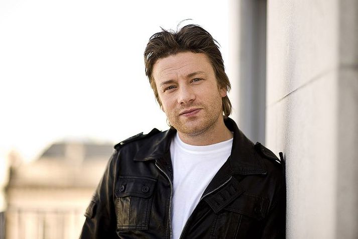 Árið 2002 byrjaði Jamie Oliver að gefa til baka til samfélagsins með stofnun Fifteen veitingastaðarins og sjóðsins til að styrkja við og aðstoða ungt fólk í vandræðum.