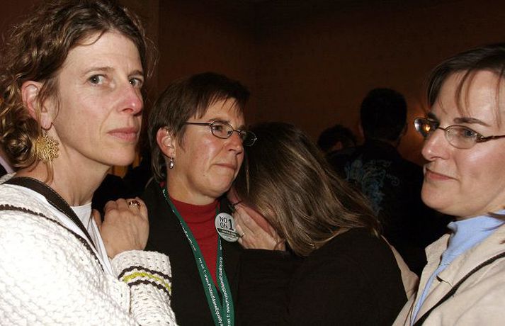 Vonbrigði í Maine Þau gátu ekki leynt vonbrigðum sínum eftir að kjósendur í Maine felldu lög um hjónaband samkynhneigðra.fréttablaðið/AP