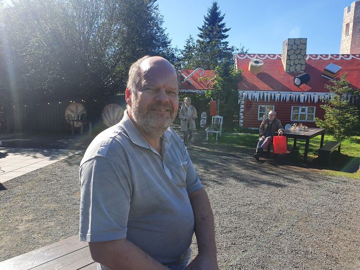 Benedikt Ingi Grétarsson, einn af eigendum jólagarðsins, sem er hæstánægður með aðsóknina í garðinn í sumar, ekki síst með hvað Íslendingar hafa verið duglegir að koma í heimsókn.